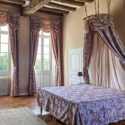 Sleep well in an extravagant canopy bed