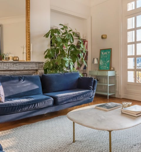 A chic combination of velvet, brass and marble