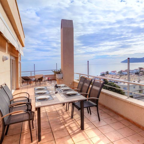 Organise alfresco dinners on the balcony as the sun sets