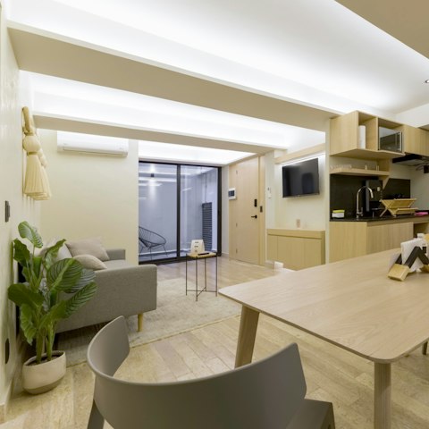 Move freely between cooking, dining, and unwinding in one calm space