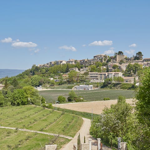 Feel inspired by the beautiful views across Ménerbes