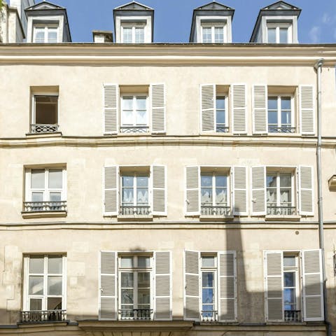 Stay in a beautiful Parisian building