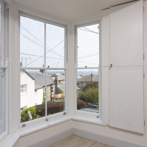 Admire the sea from the living room