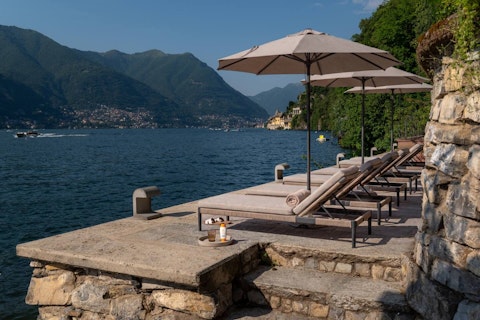 Lounge with a cocktail on the shores of Lake Como