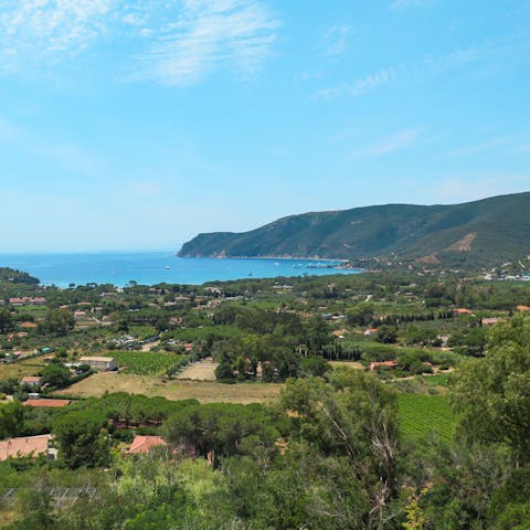 Walk to Lacona's centre and Lacona Beach, both just over twenty minutes away