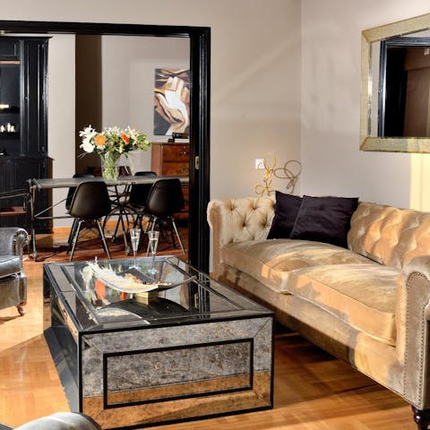 Relax and unwind in this sophisticated city-centre apartment