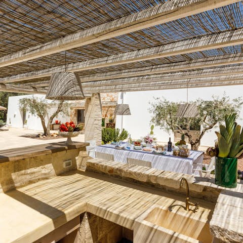Prepare lunch in the outdoor kitchen to savour in this shady spot