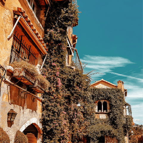 Stay a short drive away from the beautiful village of  Saint Paul de Vence
