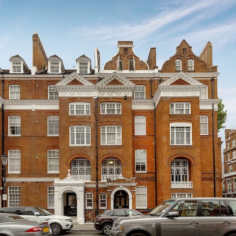 Stay in a traditional red-brick townhome right in the heart of Kensington