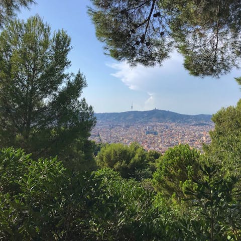 Discover the bustling city of Barcelona – just fifteen minutes from the villa