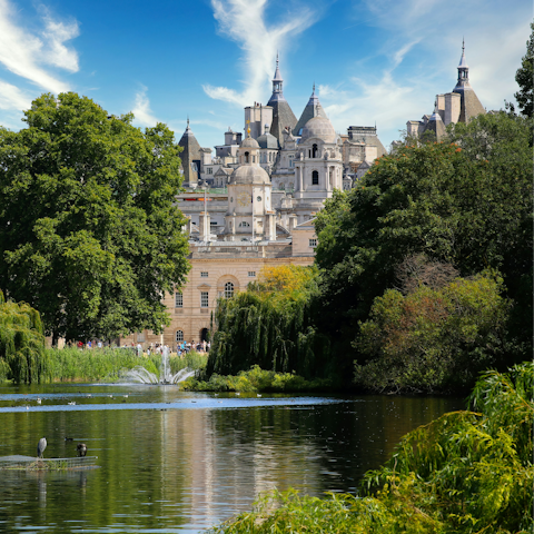 Stroll around picturesque Hyde Park – fifteen minutes away on foot