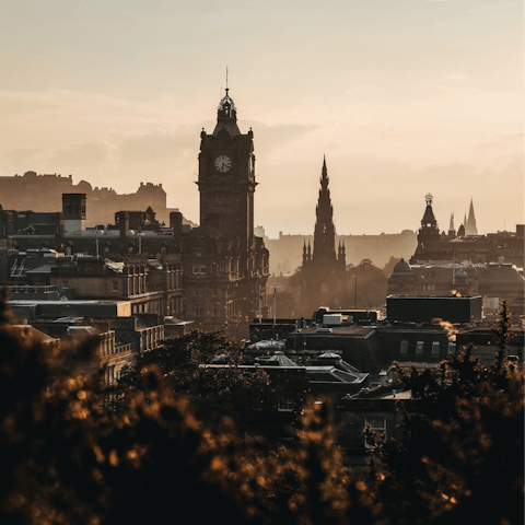Stroll to Edinburgh Castle in fifteen minutes