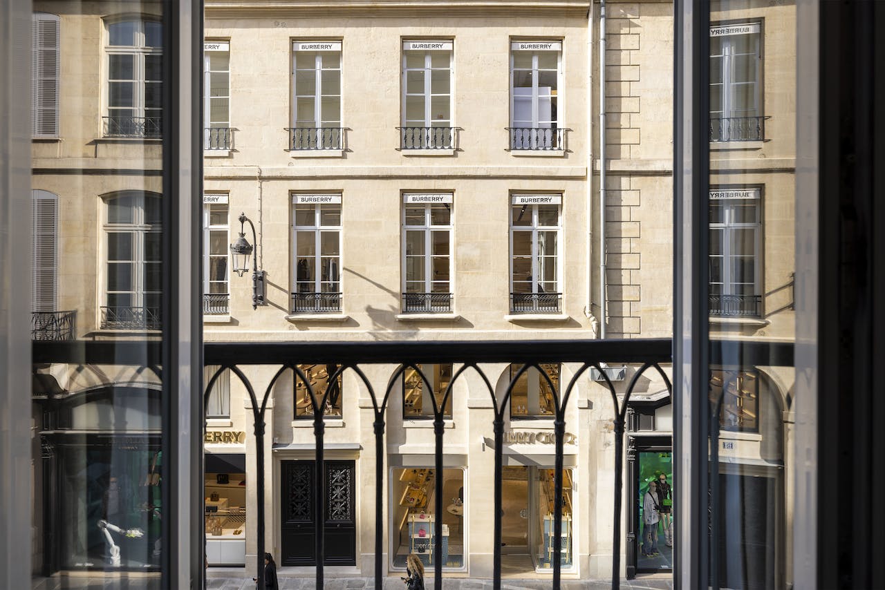 Burberry Vistas Place Vend me Paris Plum Guide