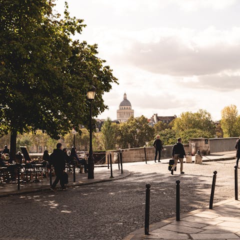 Stroll 1km to Île Saint Louis for the best crêpes in town