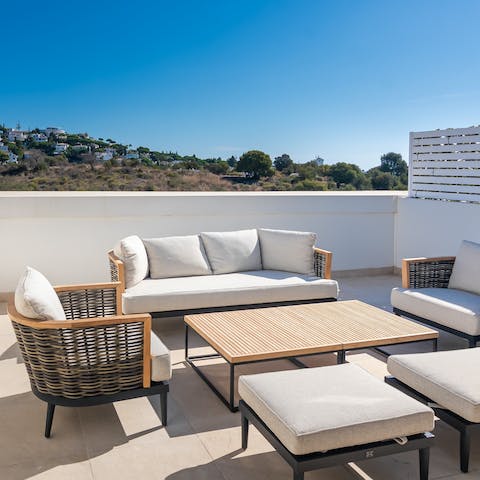 Enjoy some refreshingly cold drinks at the outdoor lounge after an afternoon on the beach