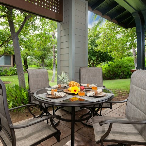 Plan your day over breakfast on the lanai