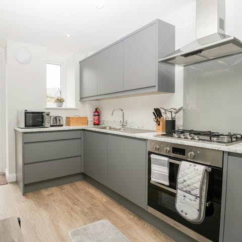 Whip up a full English breakfast in the kitchenette