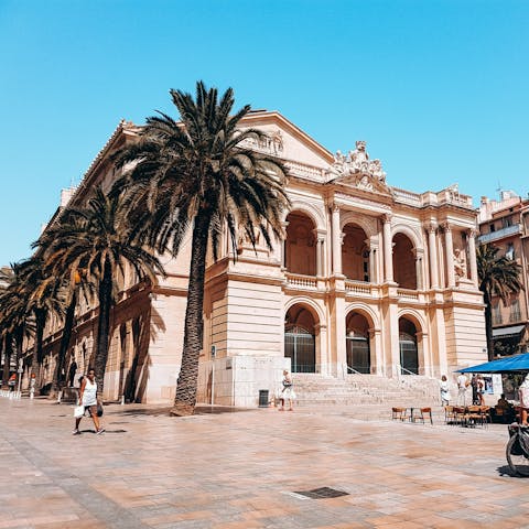 Stay on the outskirts of vibrant Toulon