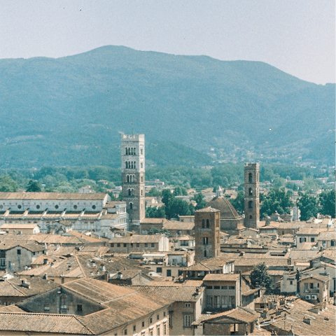 Visit the birthplace of Leonardo da Vinci, a 5km drive away