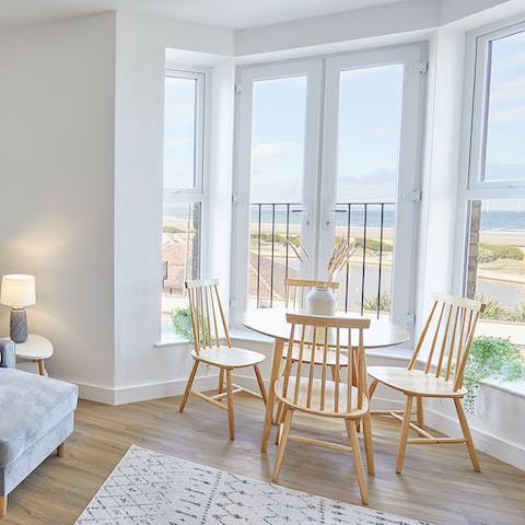 Start mornings with breakfast at the bay window table