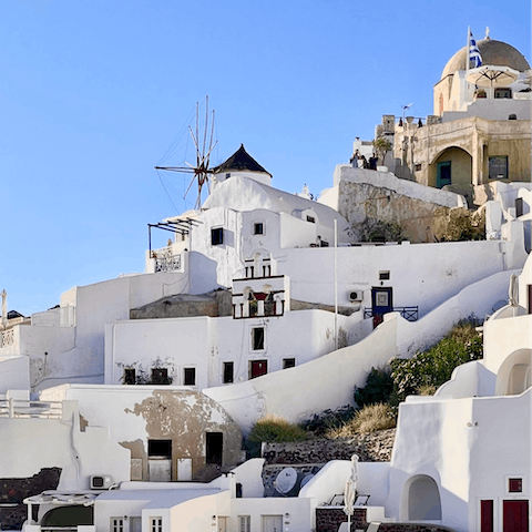 Stay 3km away from the traditional town of Ano Mera