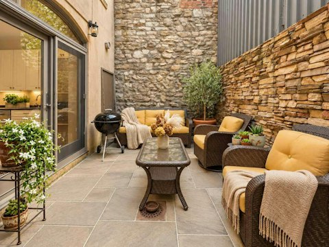Pad outside for drinks in the fresh air