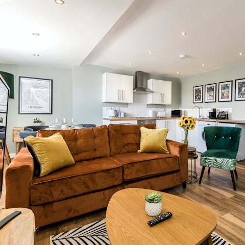 Enjoy a refreshing pause from your city adventures in the living room