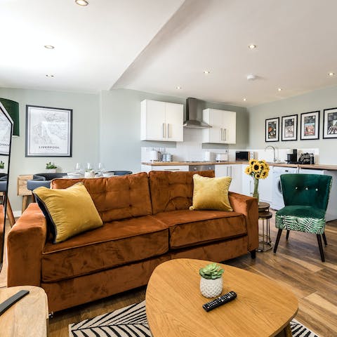 Enjoy a refreshing pause from your city adventures in the living room