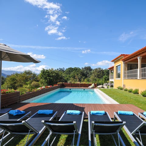 Find a new appreciation for the sun as you soak up the rays from this well-positioned sunlounger