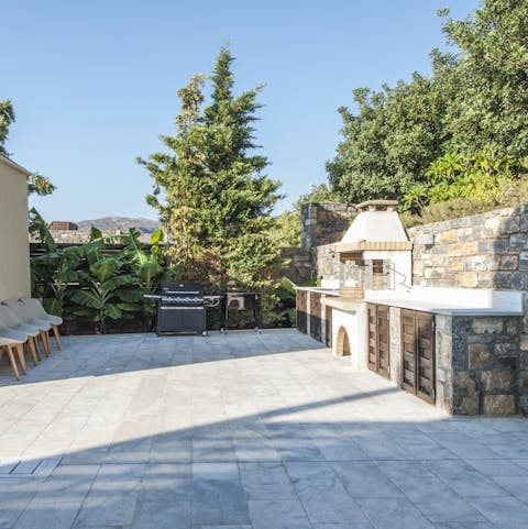 Get creative in the fully-equipped outdoor kitchen