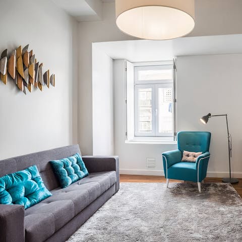 Savour a refreshing ginja cocktail in the open-plan living area