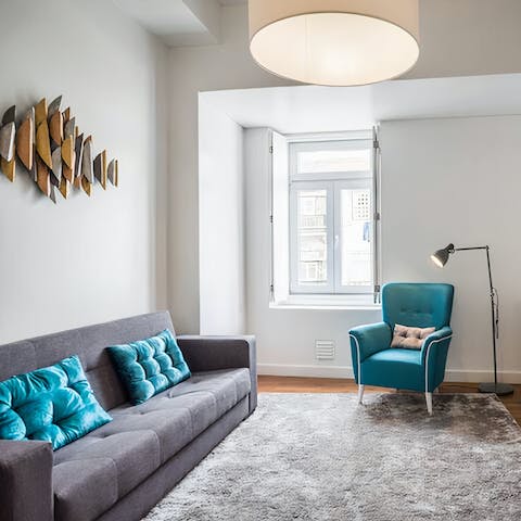 Savour a refreshing ginja cocktail in the open-plan living area