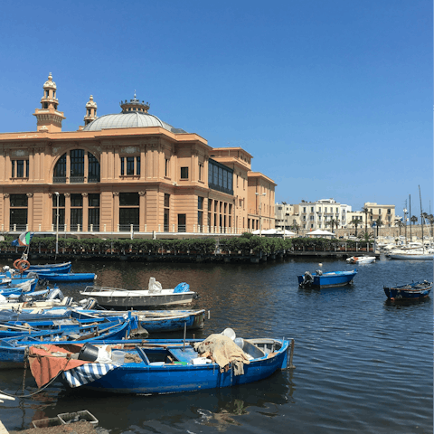 Wander through the Bari Vecchia and enjoy the vibrant Piazza Mercantile