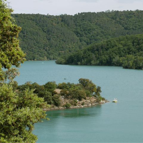 Rent canoes on Lac de Saint-Cassien – it's a ten-minute drive