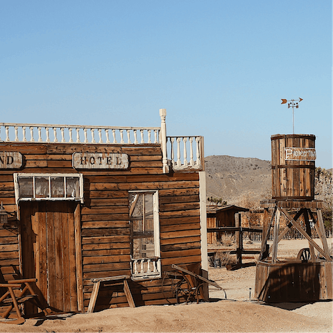 Make a stop at Pappy and Harriet's in Pioneer Town – only a fifteen–minute drive