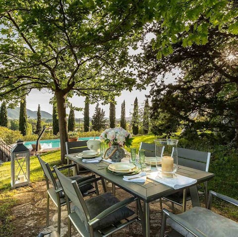 Dine alfresco, surrounded by the Tuscan countryside