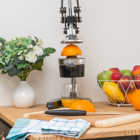 Use the fruit press to enjoy freshly-squeezed orange juice every morning