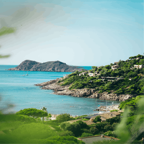 Discover the sought-after beaches and bedazzling shops and restaurants of Saint Tropez