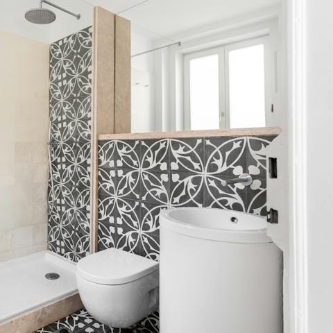 Get mornings off to a refreshing start in the azulejo-clad bathroom