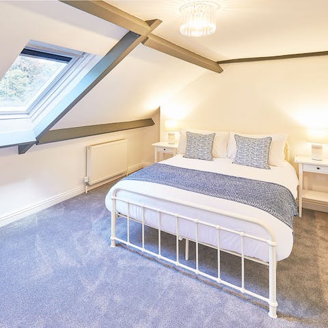Drift off to sleep in the main bedroom as the stars twinkle in the skylights overhead