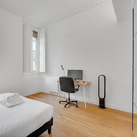 Sip a cup of coffee and check your emails each morning at this unfussy workspace