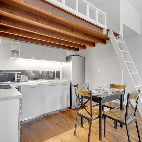 Share a plateful of croissants with your loved ones around this intimate dining table