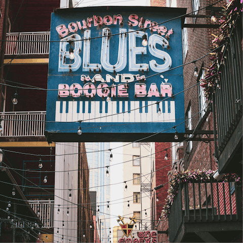 Explore the iconic sights of central Nashville