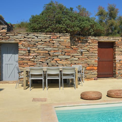 Dine alfresco under the glorious Greek sunshine