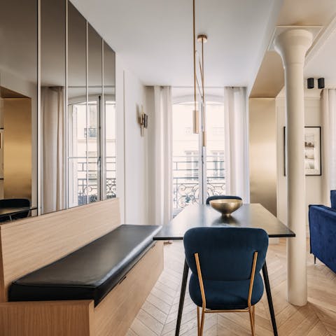 Tuck into a delicious breakfast around the dining nook