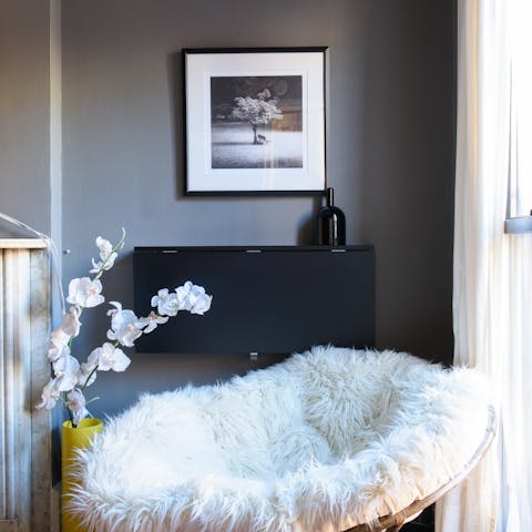 A fluffy papasan chair