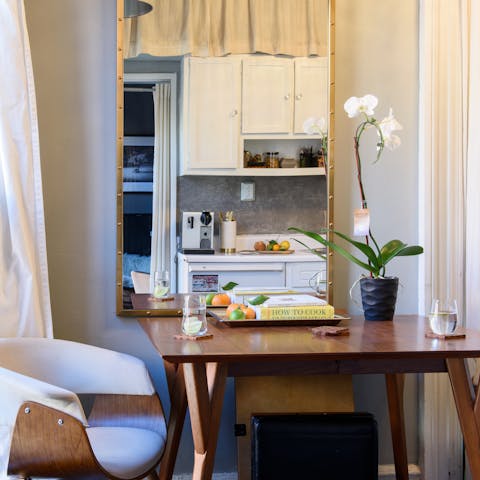 The mid-century modern dining table