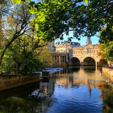 Walk ten minutes to the iconic Pulteney Bridge 