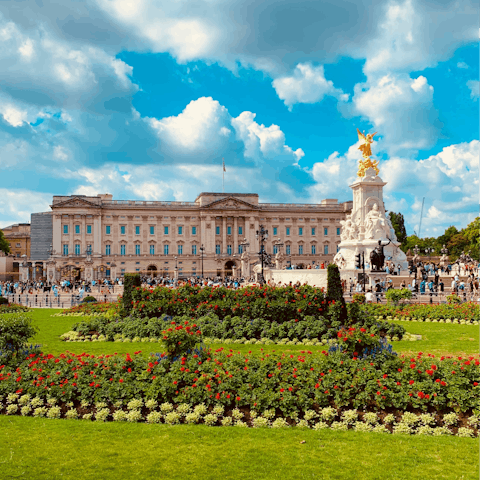 Begin your sightseeing adventure with a stroll to Buckingham Palace