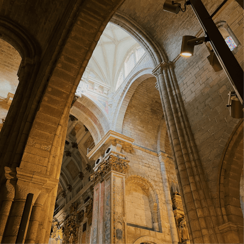 Walk to Porto Cathedral in fourteen minutes